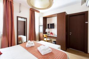 Una habitación de hotel con una cama con toallas. en Residenza Wagner, en Palermo