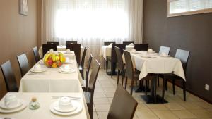 Ein Restaurant oder anderes Speiselokal in der Unterkunft Hotel de la Vieille Tour 