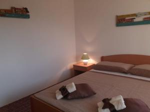 - une chambre avec deux lits et une table avec une lampe dans l'établissement Apartments Franka, à Sumartin