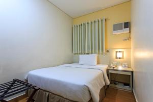 Postel nebo postele na pokoji v ubytování Hamersons Hotel Cebu