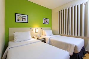 Postel nebo postele na pokoji v ubytování Hamersons Hotel Cebu