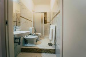 un bagno con lavandino, WC e doccia di Stanze etnea 380 a Catania Altre 48 foto