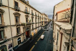 una vista di una strada cittadina con edifici di Stanze etnea 380 a Catania