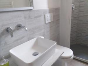A bathroom at Casa di Alfredo Affittacamere