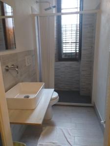 A bathroom at Casa di Alfredo Affittacamere Még 37 kép