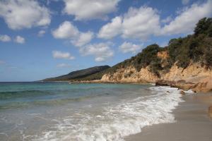 uma praia com o oceano e uma montanha em Suarella em Propriano