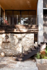 卡西诺Il Lavatoio的建筑一侧有楼梯的建筑