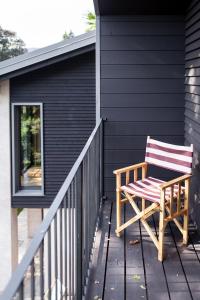 卡西诺Il Lavatoio的坐在房子旁边的甲板上的木椅