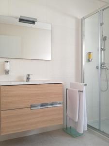 ein Bad mit einem Waschbecken und einem Spiegel in der Unterkunft Casa da Levada in Ribeira Grande