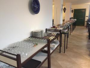 eine Reihe von Tischen mit Tellern und Gläsern darauf in der Unterkunft HOTEL REGINA in Tétouan