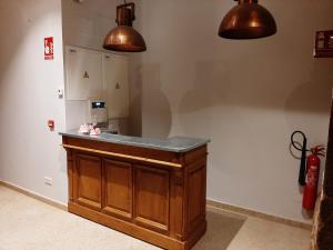 Una cocina con dos luces en la pared y un mostrador. en Casa Néboa., en Negreira 44 fotos más