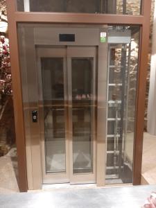 dos ascensores de cristal en una tienda en Casa Néboa., en Negreira