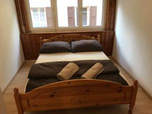 a bed with two pillows and a window in a room at Apartment Del Sol Sion Center in Sion