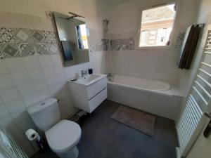 Ett badrum på Superbe T3 de 54 m2 au coeur du Tréport - COSY
