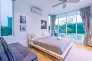 พื้นที่นั่งเล่นของ Luxury Modern 3 Bedroom Pool Villa PA5