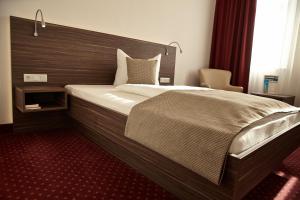 Postel nebo postele na pokoji v ubytování Hotel Prinzregent