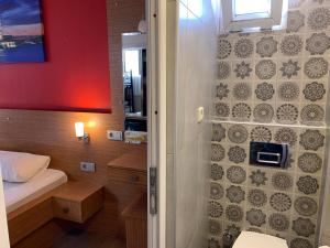 Koupelna v ubytování Antique Hostel + 37 fotografií