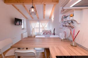 un comedor con una gran mesa de madera y sillas en Apartments Pia en Piran