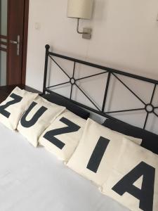 オルシュティンにあるApartament Zuziaのベッド(白黒の枕付)
