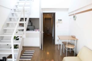 Et sittehjørne på MINIMAL SHIMOKITA Stylish Loft or Studio Apt
