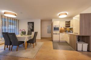 a kitchen and dining room with a table and chairs at Ferienwohnung Robi in Fulpmes