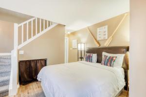 Postel nebo postele na pokoji v ubytování Condo 616 at North Creek Resort + 28 fotografií