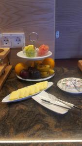 レッヒにあるHaus Jehleの三皿のチーズと果物を盛り付けたカウンター