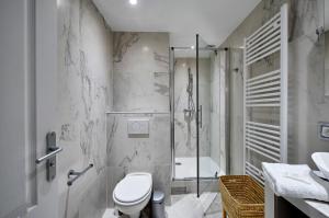 ein Bad mit einer Dusche, einem WC und einem Waschbecken in der Unterkunft My Maison In Paris - Sentier in Paris