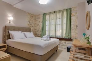 een slaapkamer met een bed met een teddybeer erop bij Ali Pasha Hotel in Ioannina