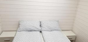 מיטה או מיטות בחדר ב-Studlagil Canyon Country Home