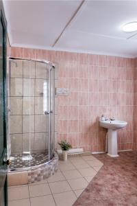 bagno con doccia e lavandino di 3 Darling Street Guest House a Hanover