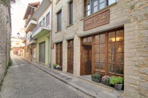 een lege straat in een oude stad met een winkel bij Ali Pasha Hotel in Ioannina