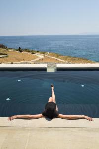 Agios RomanosにあるArchipelagotinosの水の中に横たわる女