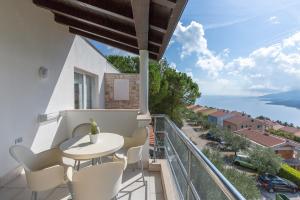 balcón con mesa, sillas y vistas al océano en Hotel Villa Annette en Rabac