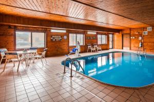 una gran piscina cubierta con mesa y sillas en Quality Inn Tomah, en Tomah