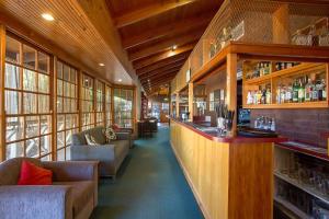 - un bar dans un restaurant avec des canapés et des chaises dans l'établissement Goldfields Motel, à Stawell