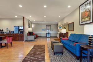a lobby with a blue couch and a living room at Comfort Inn Willow Springs in Willow Springs