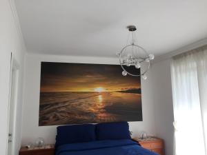 ポルトフェッラーイオにあるSEAFRONTの海の絵画が壁に描かれたベッドルーム