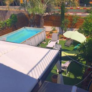 Charming Unit with Pool and Great Amenities内部或周边的泳池