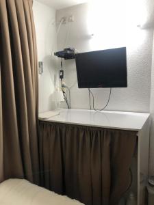 Charming Unit with Pool and Great Amenities的电视和/或娱乐中心