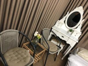 Charming Unit with Pool and Great Amenities的休息区