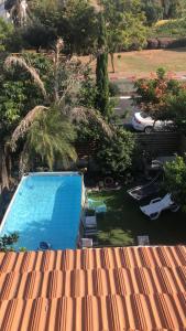 Charming Unit with Pool and Great Amenities内部或周边的泳池