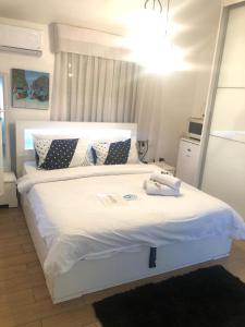 Charming Unit with Pool and Great Amenities客房内的一张或多张床位