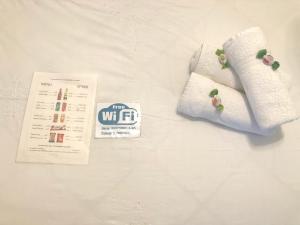 里雄莱锡安Charming Unit with Pool and Great Amenities的两张白色毛巾坐在一张卡片旁边的床上