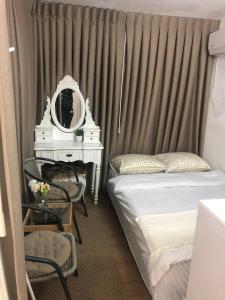 Charming Unit with Pool and Great Amenities客房内的一张或多张床位