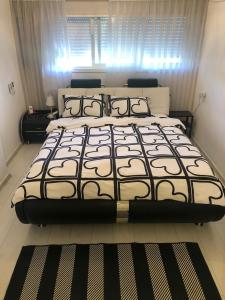 Charming Unit with Pool and Great Amenities客房内的一张或多张床位