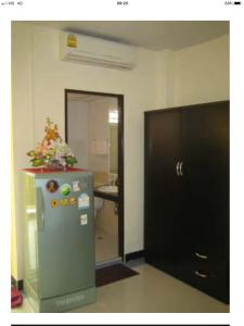 une pièce avec un réfrigérateur devant une porte dans l'établissement BM Mansion, à Bangna