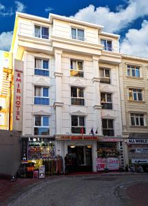 Ein weißes Gebäude mit einem Laden davor. in der Unterkunft Grand Emir Hotel Old City in Istanbul