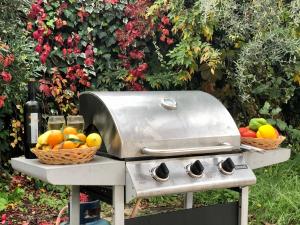 a grill with two baskets of fruit on it at Villa Sikia in Katokhórion