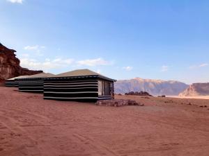 un piccolo edificio in mezzo al deserto di wadi rum Mater camp a Wadi Rum